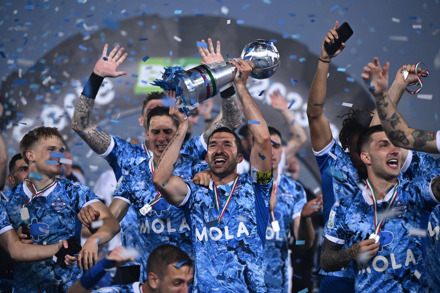 Final joy with a Trophy Como during theItalian Serie B match between Como 1-1 Cosenza at Giuseppe Sinigaglia Stadium on May 10, 2024 in Como, Italy . Noxthirdxpartyxsales PUBLICATIONxNOTxINxJPN 252765 ...