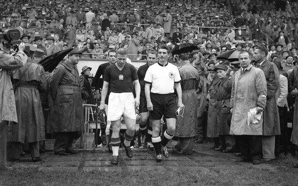 Als haushoher Favorit führt Ferenc Puskas seine Ungarn 1954 auf den Rasen des Wankdorfs.