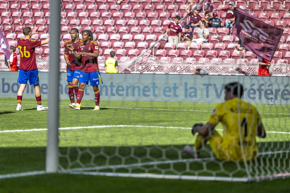 Thomas Lopes (SFC), Florian Aye (SFC), Junior Kadile (SFC), de gauche a droite laissent eclater leur joie devant le gardien Stefanos Kapino (FCW), droite, lors de la rencontre de football de Swiss Sup ...