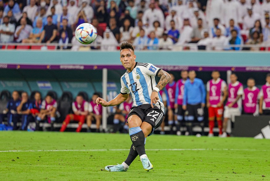 Argentina v Australia 2022 FIFA World Cup, WM, Weltmeisterschaft, Fussball 03/12/2022. Round of 16 Lautaro Martinez 22 of Argentina shoots towards the goal during the 2022 FIFA World Cup Round of 16 m ...