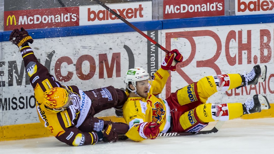 Le top scorer PostFinance genevois Linus Omark, gauche, a la lutte pour le puck avec le defenseur biennois Yannnick Rathgeb, droite, lors du match du championnat suisse de hockey sur glace de National ...