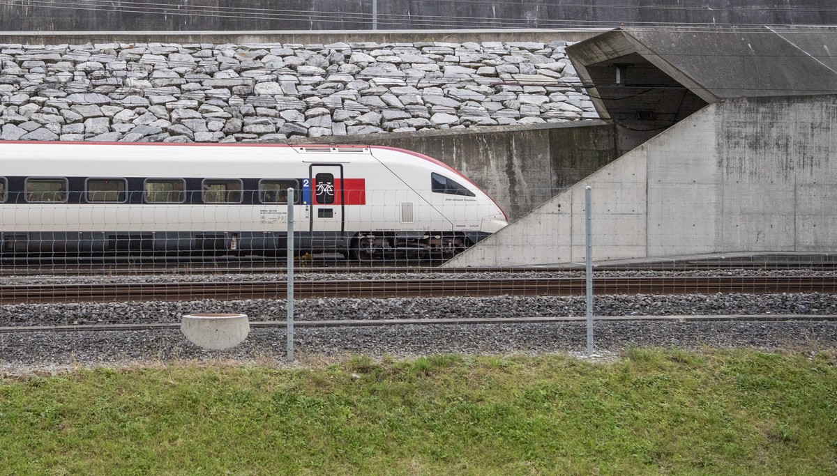 Der erste Personenzug faehrt nach dem Unterbruch durch die Ostroehre in Richtung Sueden in den Gotthard-Basistunnel am Freitag, 29. September 2023 in Erstfeld. Bei der Entgleisung eines Gueterzuges am ...