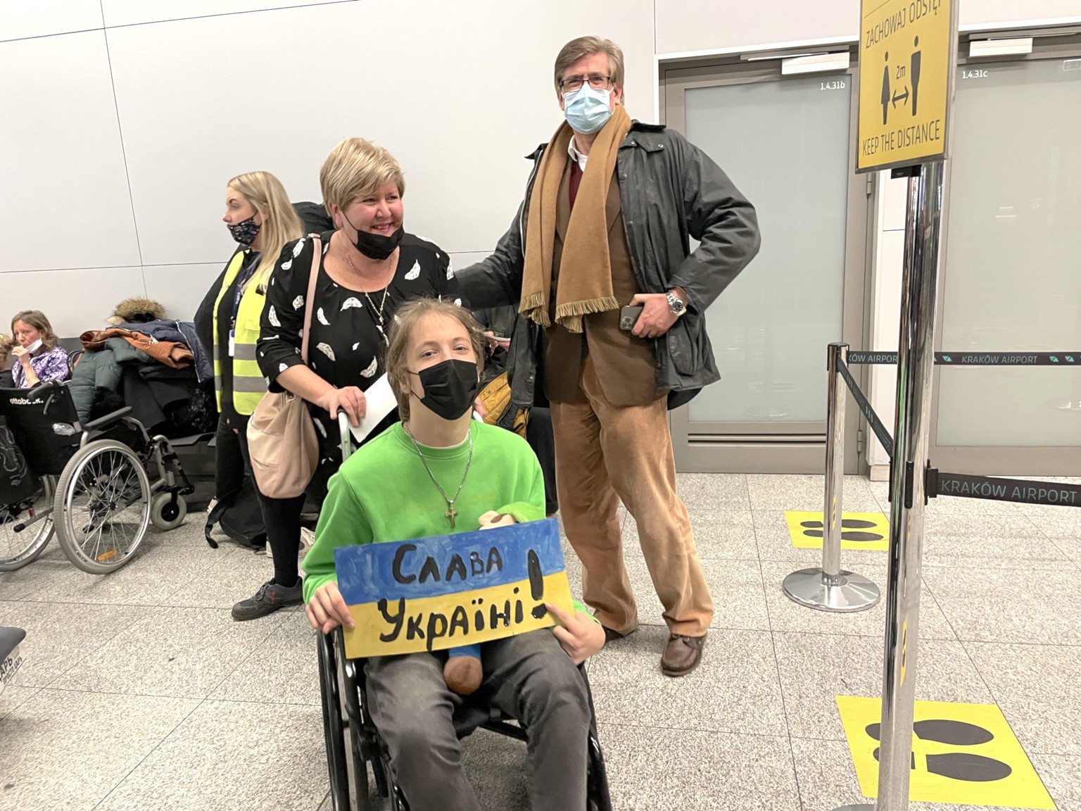 Ein Jugendlicher hält das ein Schild mit der Aufschrift «Slawa Ukrainjini». Der ehemalige polnische Botschafter Jarek Jaromir Skolowski (brauner Schal) übersetzt: «Ruhm der Ukraine».