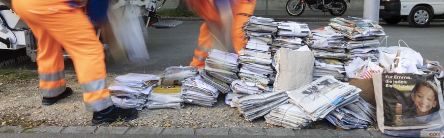 ZUR PAPIERSAMMLUNG DURCH DIE ENTSORGUNG + RECYCLING ZUERICH STELLEN WIR IHNEN HEUTE FOLGENDES NEUES BILDMATERIAL ZUR VERFUEGUNG --- Employees of Entsorgung + Recycling (disposal and recycling) of the  ...