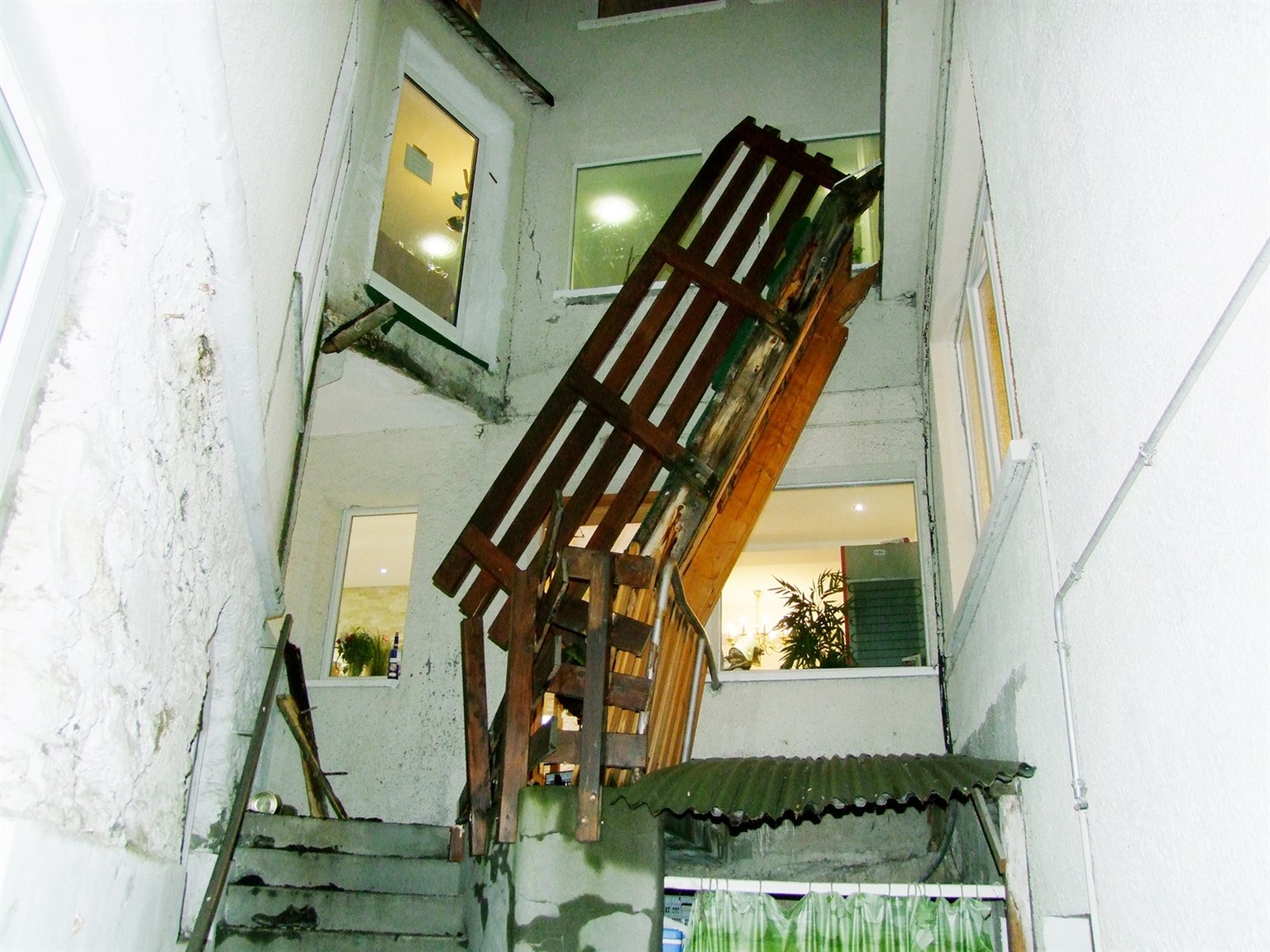Ein morscher Balkon liess den Steg einstürzen.