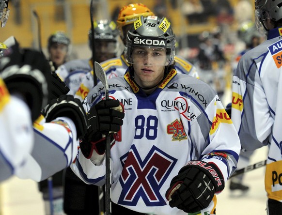 Der Bieler Patrick Kane,Torschuetze des 2:2 Ausgleichs, wird an einer Bande abgeklatscht, beim NLA Eishockey Meisterschaftsspiel zwischen dem HC Lugano und dem EHC Biel Bienne, am Dienstag, 4. Dezembe ...