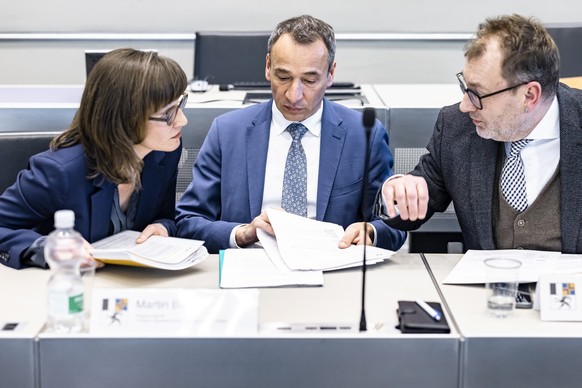 Regierungsraetin Carmelia Maissen, Regierungsrat Martin Buehler und Regierungsrat Peter Peyer, links nach rechts, sprechen an einer Medienkonferenz zu Entschaedigungsforderungen des Whistleblowers Ada ...