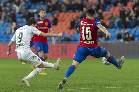 Servettes Miroslav Stevanovic, links, erzielt das 2:2 im Fussball Meisterschaftsspiel der Super League zwischen dem FC Basel 1893 und dem Servette FC im Stadion St. Jakob-Park in Basel, am Sonntag, 23 ...