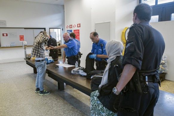 Personenkontrolle am Bahnhof Chiasso.