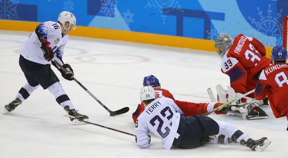 epa06548517 Ryan Donato (L) of USA in action against Pavel Fracouz (R) Goalkeeper of Czech Republic during the Mens play-offs Quarterfinals match inside the Gangneung Hockey Centre at the PyeongChang  ...