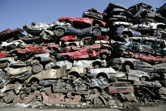 ARCHIV --- ZU DER VOLKSINITIATIVE &quot;STOPP DER UEBERBEVOELKERUNG - ZUR SICHERUNG DER NATUERLICHEN LEBENSGRUNDLAGEN (ECOPOP)&quot; STELLEN WIR IHNEN FOLGENDES BILD ZUR VERFUEGUNG --- Autowracks stap ...