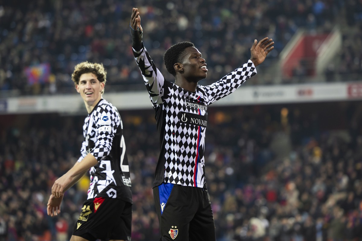 Basels Thierno Barry jubelt nach seinem Tor zum 1-0 neben Teamkollege Finn van Breemen im Super League Spiel zwischen dem FC Basel 1893 und dem FC St. Gallen, im Stadion St. Jakob-Park in Basel, am So ...