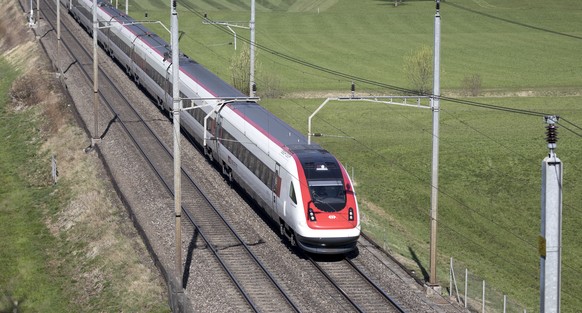 ARCHIVBILD - ZUR KUENFTIGEN ZUSAMMENARBEIT DER SBB UND SOB STELLEN WIR IHNEN FOLGENDES BILDMATERIAL ZUR VERFUEGEUNG - A RABDe 500 Intercity passenger train by the Swiss Federal Railways en route betwe ...