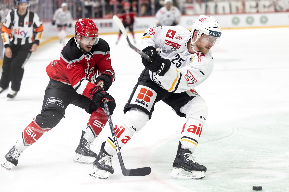 L'attaquant lausannois Damien Riat, gauche, lutte pour le puck avec le defenseur luganais Mirco Mueller, droite, lors du match du championnat suisse de hockey sur glace de National League entre l ...