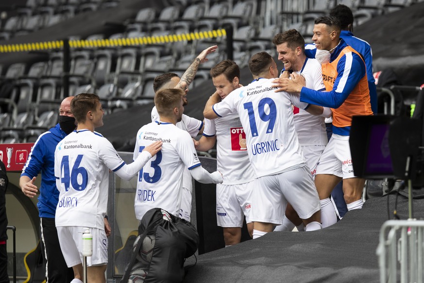 Luzerns Pascal Schuerpf, 2. von rechts, jubelt nach seinem Tor zum 1-3 mit seinen Teamkollegen, im Schweizer Fussball Cup Final zwischen dem FC St. Gallen und dem FC Luzern, am Pfingstmontag, 24. Mai  ...