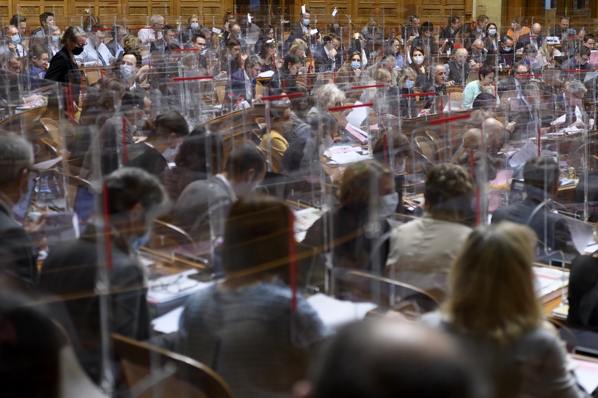 Parlamentarier debattieren waehrend der Wintersession der Eidgenoessischen Raete, am Dienstag, 15. Dezember 2020 im Nationalrat in Bern. (KEYSTONE/Anthony Anex)