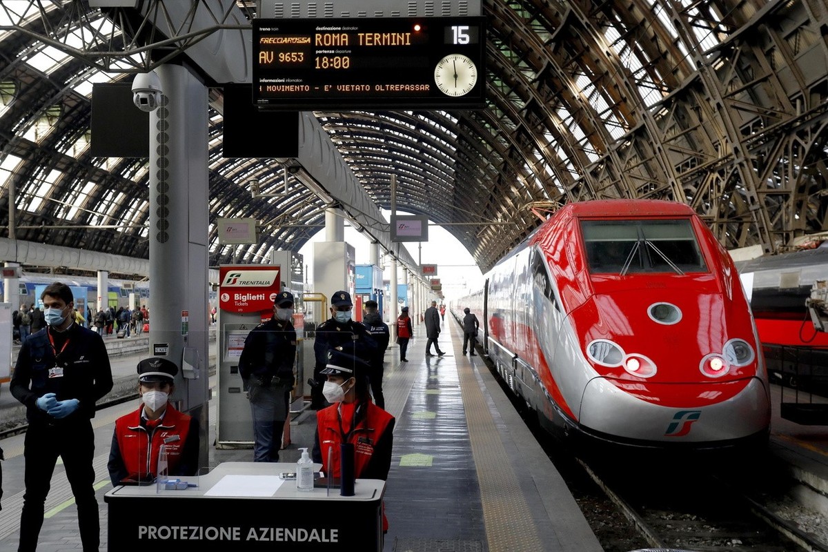 epa09140025 The departure of the Covid-free train between Milan and Rome, in Milan, Italy, 16 April 2021. Italy's first COVID-free two non-stop Frecciarossa high-speed trains, running between Rom ...