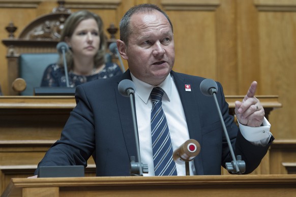 Juerg Stahl aeussert sich zu einem gesundheitspolitischen Geschaeft am Dienstag, 22. September 2015, im Nationalratssaal in Bern. (KEYSTONE/Lukas Lehmann)