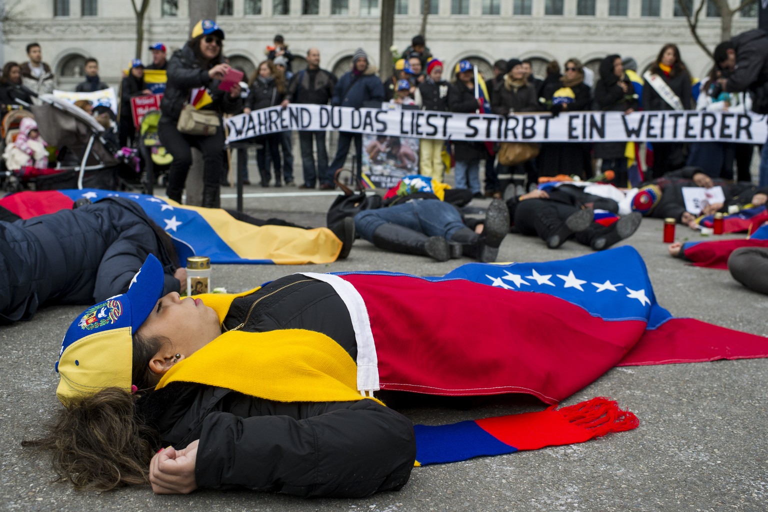 In der Schweiz lebende Venezolaner demonstrieren gegen die Menschenrechtsverletzung in ihrem Heimatland auf dem Bürkliplatz in Zürich.