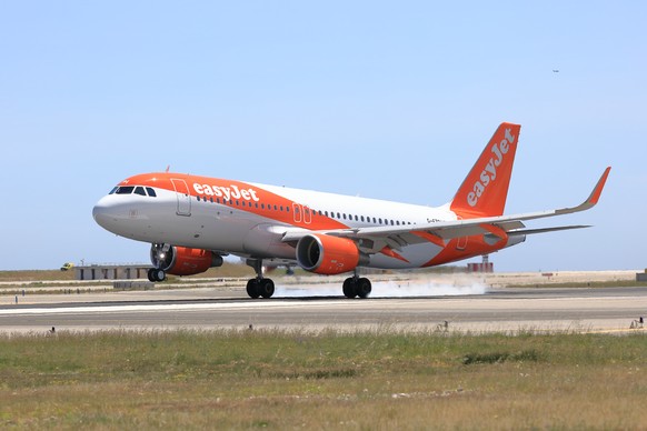 HANDOUT - Undadierte Aufnahme einer Maschine der Airline EasyJet beim Start. Der britische Billigflieger Easyjet will seinen Hoehenflug am Flughafen Basel-Muelhausen fortsetzen: Fuer das laufende Jahr ...