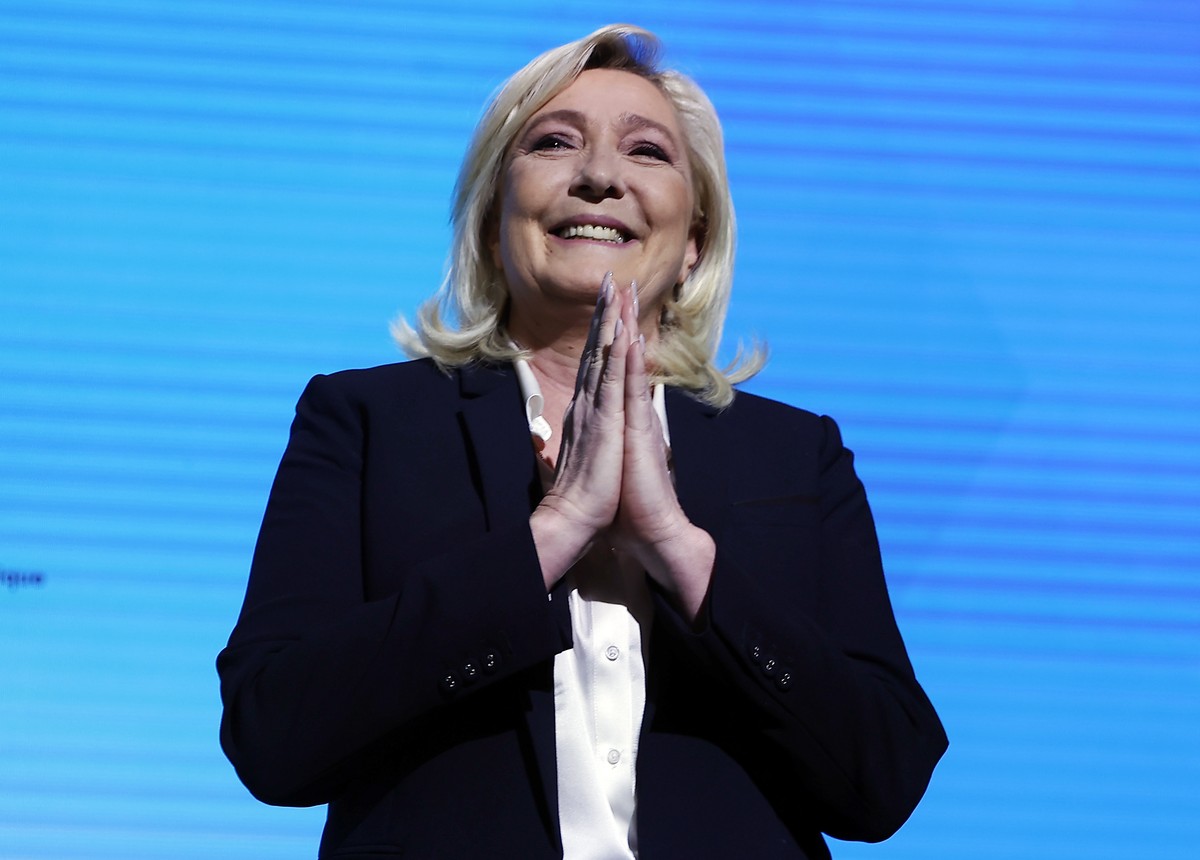 epaselect epa09883257 Candidate to the 2022 presidential election for the far-right Rassemblement National (RN) party Marine Le Pen delivers a speech after results in the first round of the French pre ...