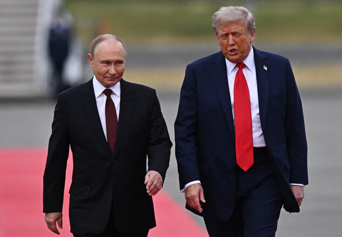 epa12303503 US President Donald Trump (R) welcomes Russian President Vladimir Putin, as they meet to negotiate at Joint Base Elmendorf-Richardson in Anchorage, Alaska, USA, 15 August 2025. EPA/SERGEY  ...