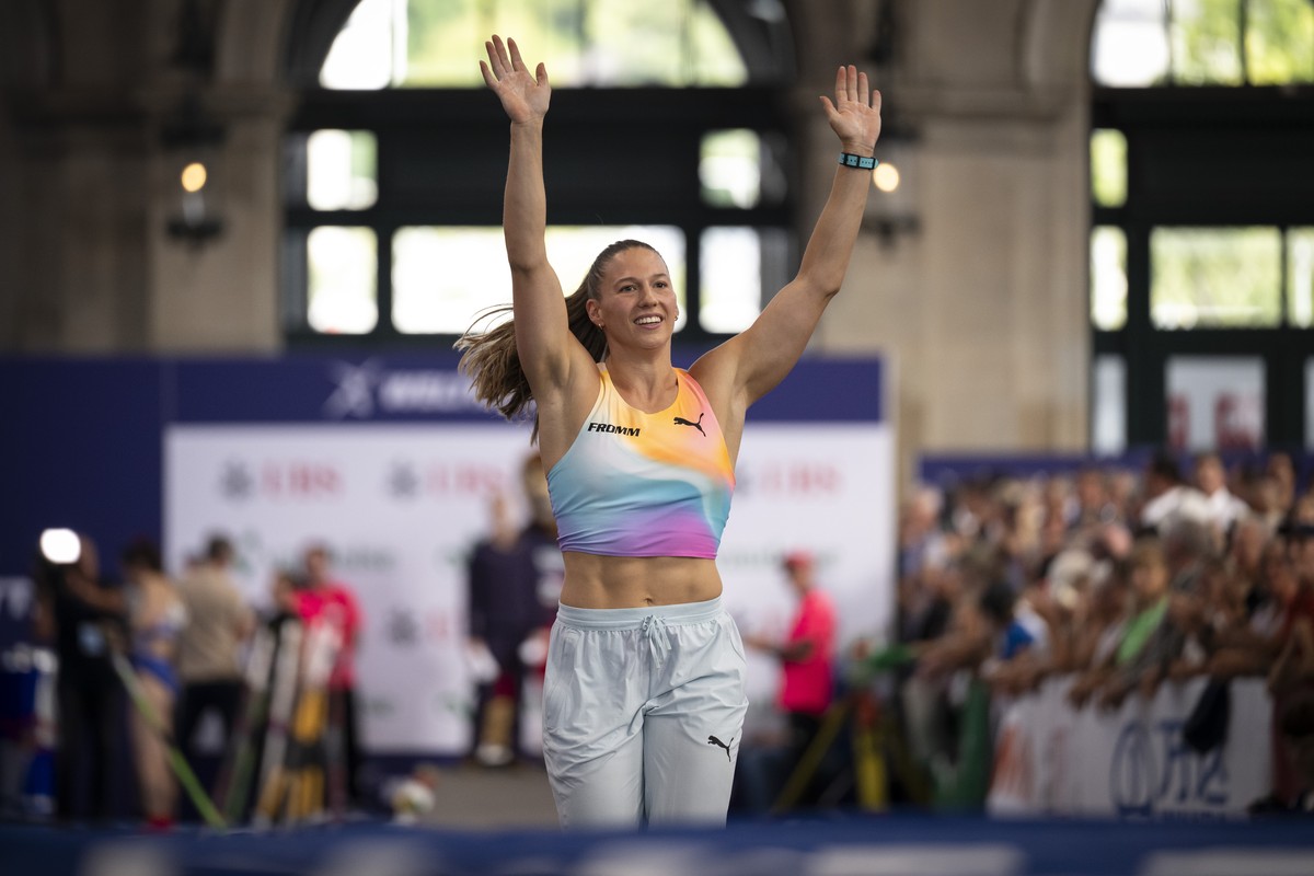 epa13193090 Angelica Moser of Switzerland gestures during the women's pole vault event inside Zurich's main railway station at the IAAF Diamond League Athletics meeting Weltklasse Zurich, in ...