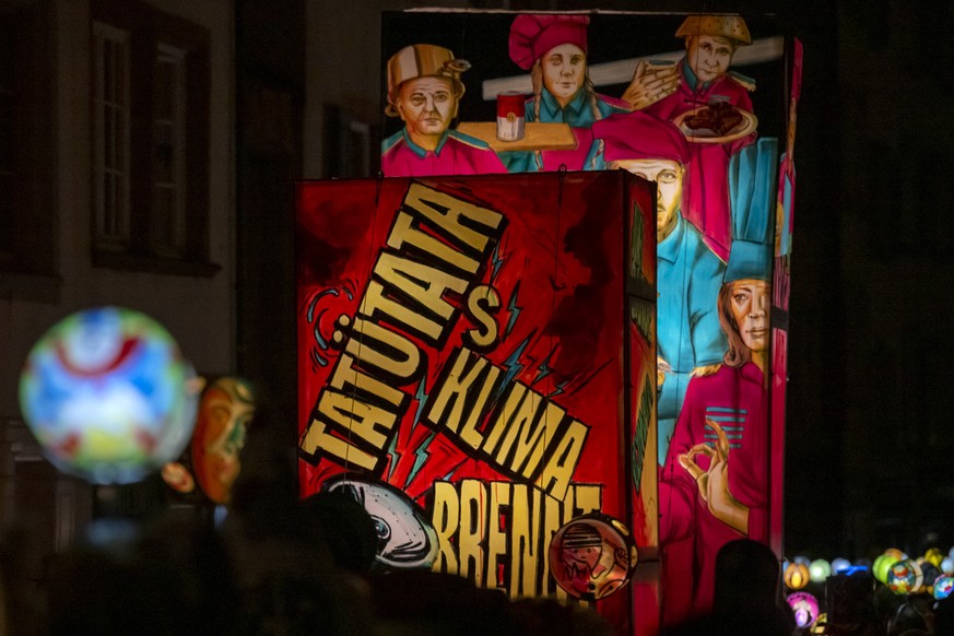 Fasnachtscliquen mit Laternen ziehen durch die Strassen am Morgestraich in Basel, am Montag, 27. Februar 2023. Mit dem Morgestraich beginnt am Montagmorgen um 04:00 Uhr die Basler Fasnacht. (KEYSTONE/ ...