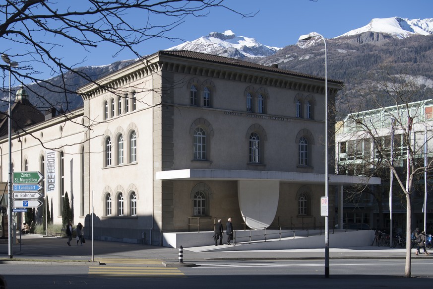 Blick auf das Grossratsgebaeude, am Montag, 5. Dezember 2016, in Chur. Der Grosse Rat verhandelt heute unter anderem einen Rahmenkredit von 25 Millionen Franken fuer die Olympischen Winterspiele 2026. ...