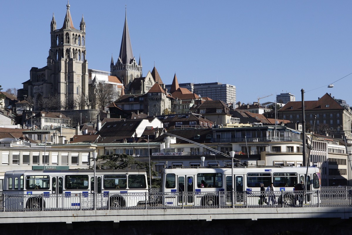 A bus of Transport Publics Lausannois TL crosses Grand Point bridge in front of Notre-Dame cathedral in Lausanne in the canton of Vaud, Switzerland, pictured on November 27, 2007. (KEYSTONE/Laurent Gi ...