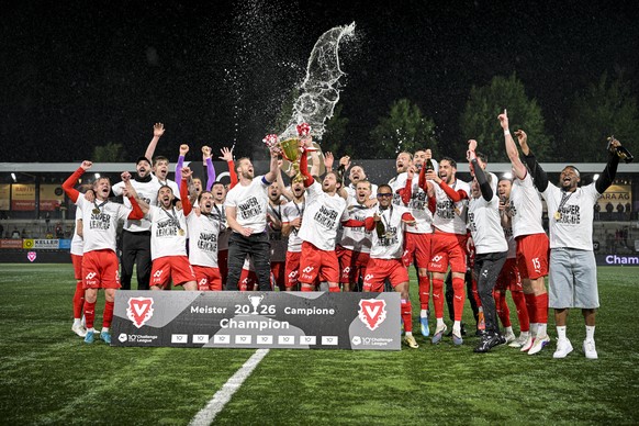 Die Vaduzer jubeln mit dem Pokal nach dem Aufstieg in die Super League im Fussball Meisterschaftsspiel der Challenge League zwischen dem FC Wil und dem FC Vaduz im Stadion Bergholz, am Freitag, 15. Ma ...