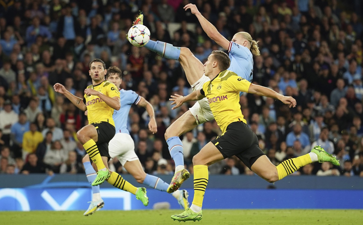 Manchester City&#039;s Erling Haaland, right, scores his side&#039;s 2nd goal during the group G Champions League soccer match between Manchester City and Borussia Dortmund at the Etihad stadium in Ma ...