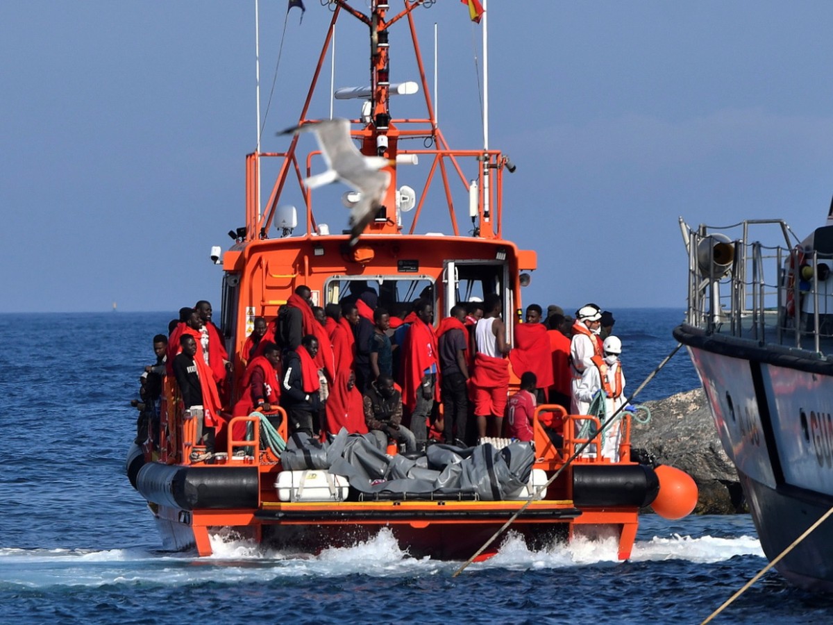 Auf dem Mittelmeer aufgegriffene Flüchtlinge auf einem Schiff des spanischen Seerettungsdienstes beim Hafen von Almeria. (Archivbild)