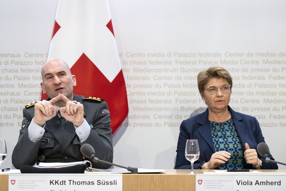 Thomas Suessli, Chef der Armee, links, und Bundesraetin Viola Amherd, sprechen an einer Medienkonferenz zum aktuellen Stand von Top- und Schluesselprojekten im VBS, am Freitag, 31. Januar 2025, in Ber ...