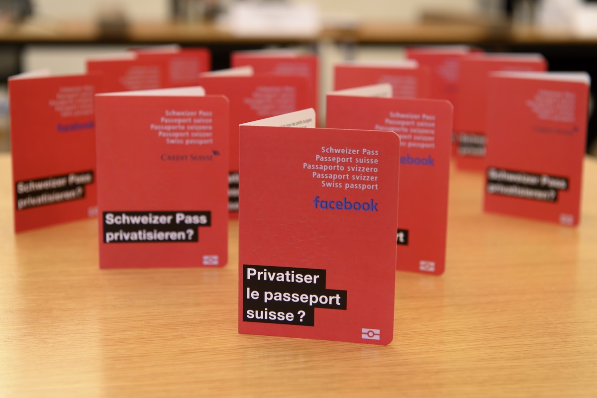 Falsche Schweizer Paesse fotografiert waehrend der Medienkonferenz "Fatale Fehler fuer die Zukunft vermeiden" ueber die Privatisierung der elektronischen Identitaet (E-ID), am Dienstag, 2. F ...