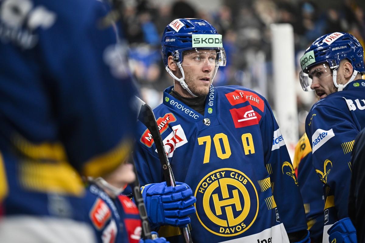 ARCHIV - ZUM SDA SPORT TEXT UEBER DEN HC DAVOS, STELLEN WIR IHNEN FOLGENDES BIDLMATERIAL ZUR VERFUEGUNG - Enzo Corvi (HCD) beim Eishockey Spiel der National League zwischen dem HC Davos und dem EHC Kl ...