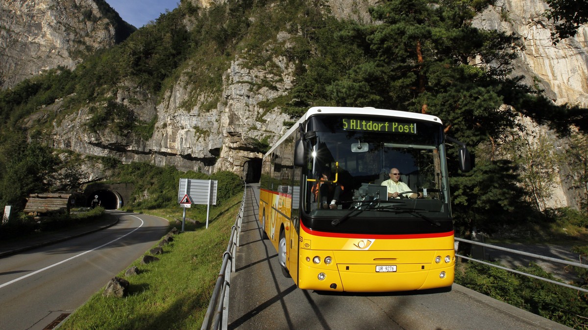 ARCHIV --- Ein Postauto unterwegs in der Gemeinde Isenthal auf der Strecke Altdorf-Isenthal im Kanton Uri am Donnerstag, 2. September 2010. Wer mit dem GA oder anderen Pauschalfahrausweisen im Postaut ...