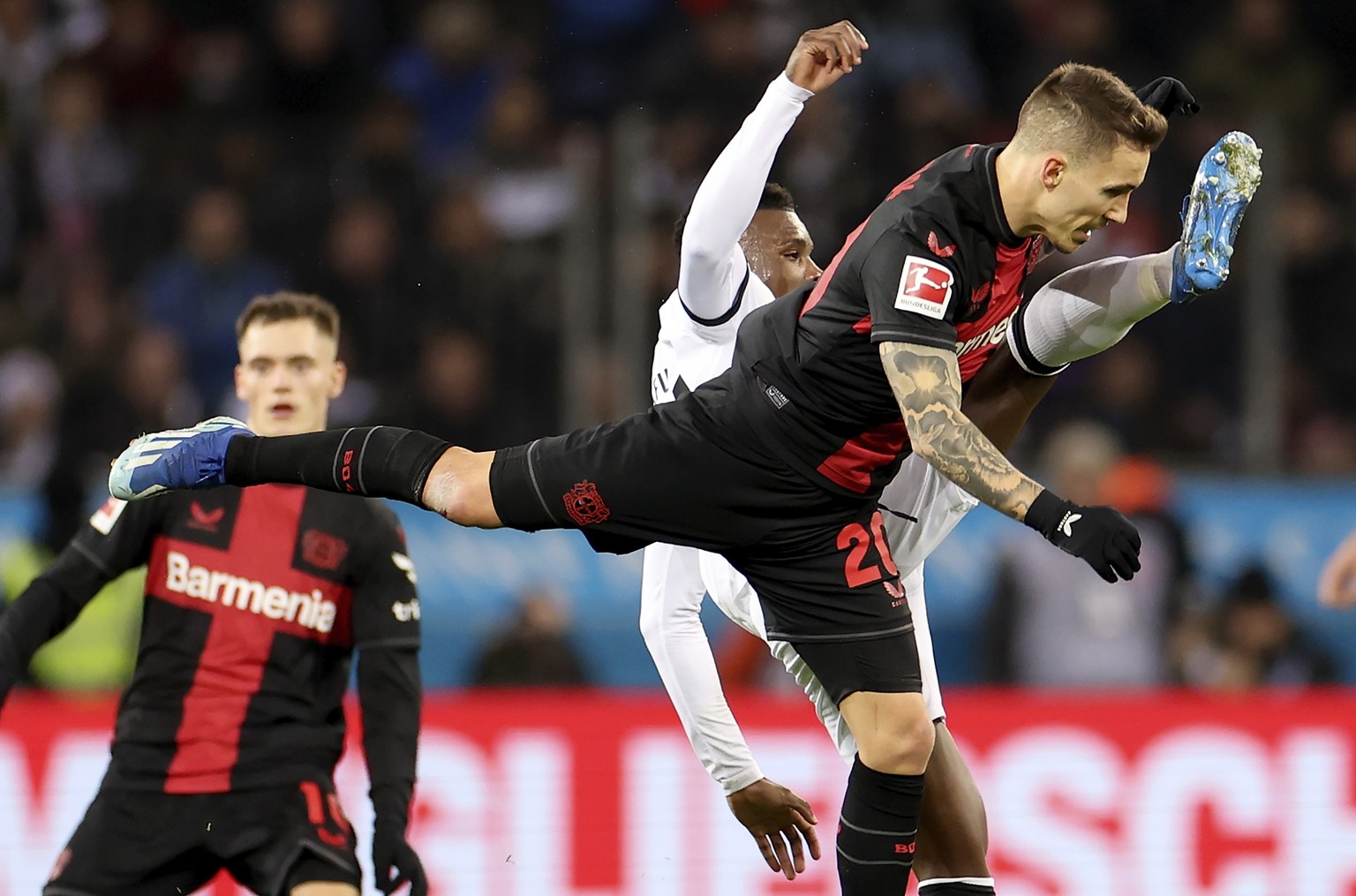 epa11034633 Leverkusen&#039;s Alejandro Grimaldo (R) in action against Frankfurt&#039;s Aurelio Buta (L) during the German Bundesliga soccer match between Bayer 04 Leverkusen and Eintracht Frankfurt i ...