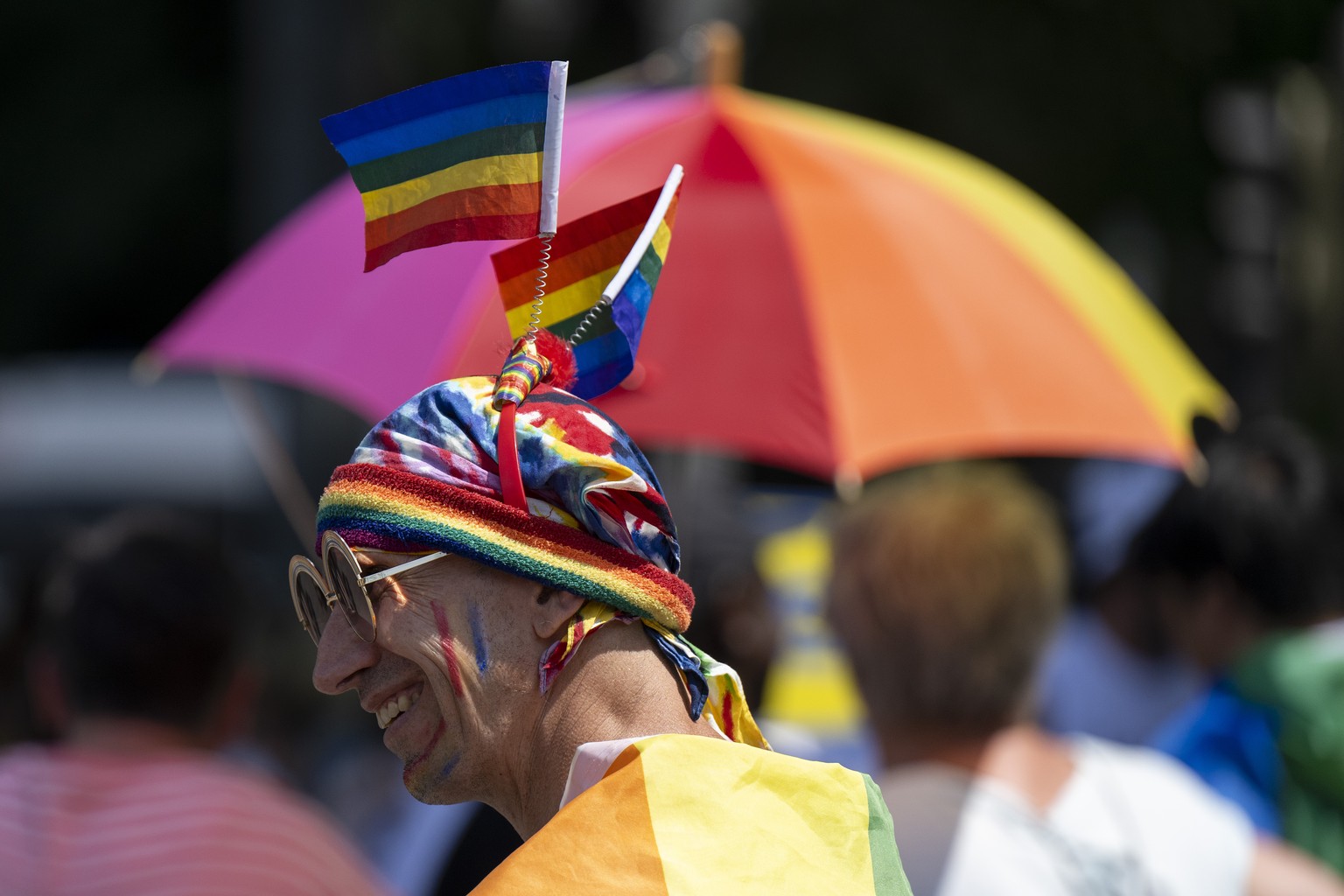 Teilnehmer beim Pride Festival nach dem Motto Bunt. Laut. Bern., am Samstag, 3. August 2024, in Bern. (KEYSTONE/Peter Schneider)