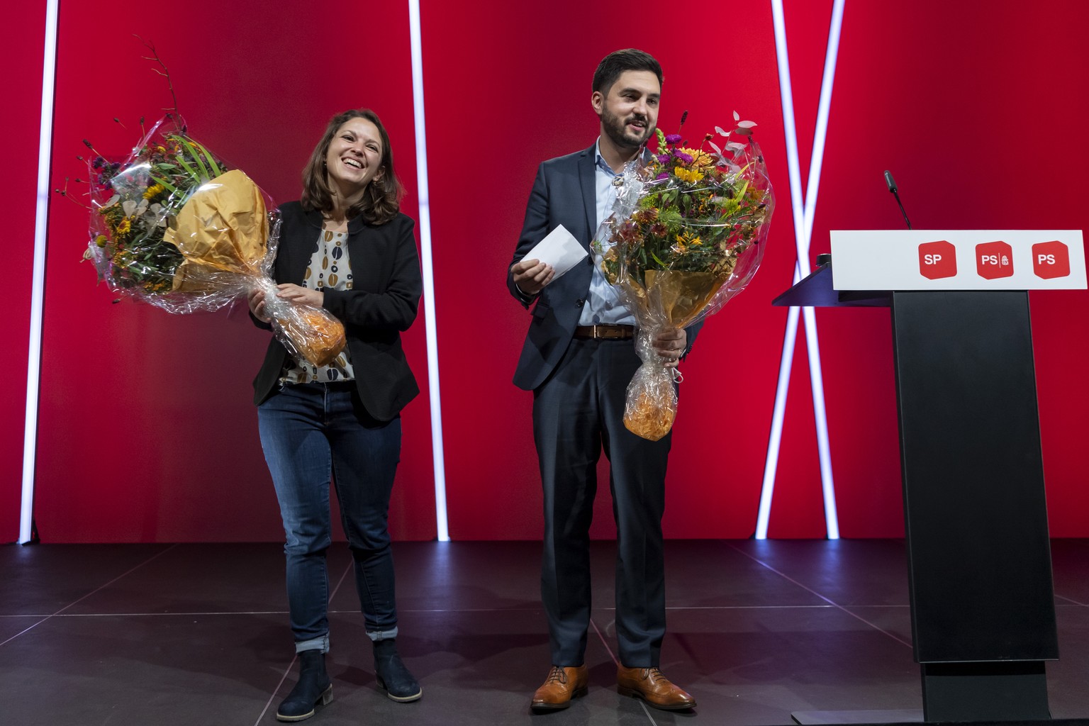 Das neu gewaehlte Praesidium der Sozialdemokratischen Partei der Schweiz mit Mattea Meyer, Nationalraetin ZH, links, und Cedric Wermuth, Nationalrat AG, rechts, am Parteitag in Basel am Samstag, 17. O ...