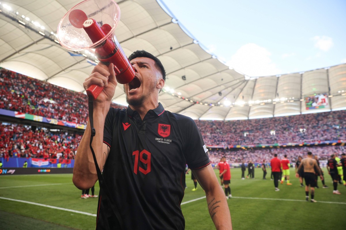 June 19, 2024, Hamburg, Germany: Mirlind Daku of Albania shouts slogans after the UEFA EURO, EM, Europameisterschaft,Fussball 2024 group stage match between Croatia and Albania at Volksparkstadion. Fi ...