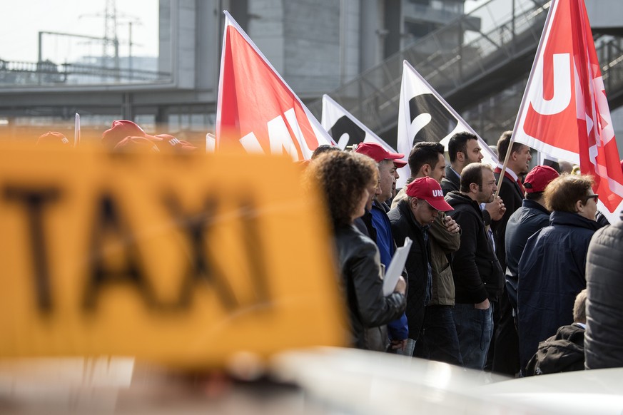 Gewerkschafter anlaesslich einer Kundgebung, am Dienstag, 4. April 2017, in Bern. Die Gewerkschaften vom Schweizerischen Eisenbahner Verband SEV, Unia und Syndicom sowie Taxifahrer protestieren gegen  ...