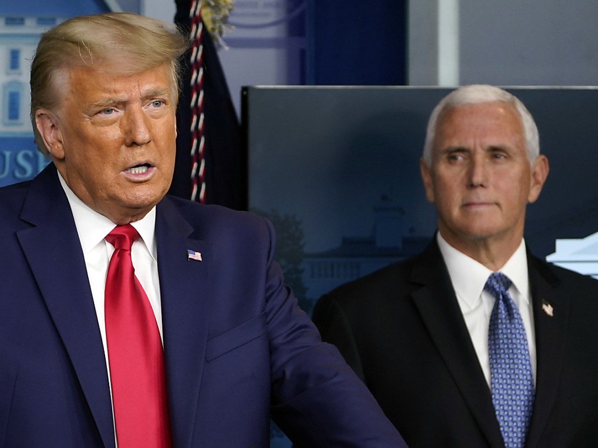 Mike Pence (à droite) avait néanmoins refusé d'être entendu lors de la commission d'enquête de la Chambre des représentants sur l'attaque du Capitole (archives).