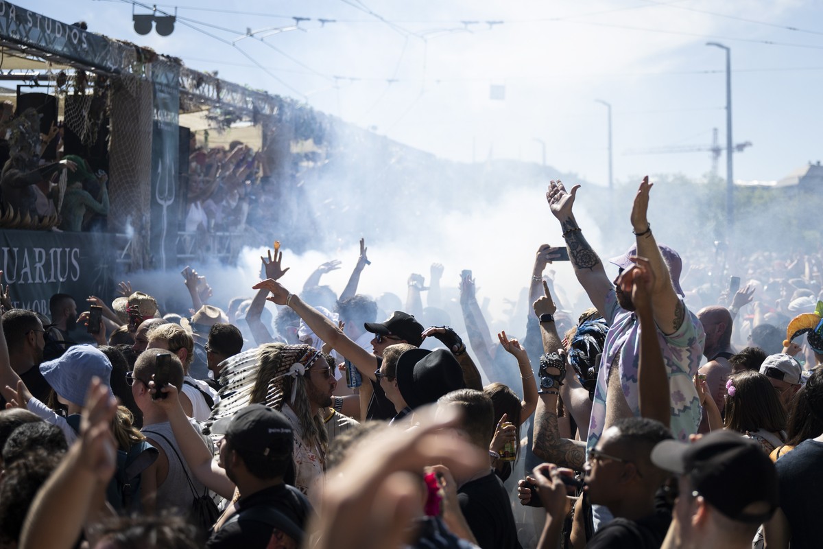 epa10118784 Participants dance during the 29th Street Parade in the city center of Zurich, Switzerland, 13 August 2022. The annual dance music event Street Parade runs this year under the motto ' ...