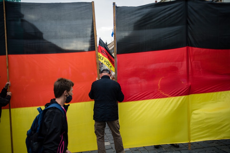 epa08550913 Supporter attend a rally by the German right-wing party &#039;Alternative fur Deutschland&#039; (&#039;Alternative for Germany&#039; AfD) in Altenburg, Germany, 16 July 2020. According to  ...