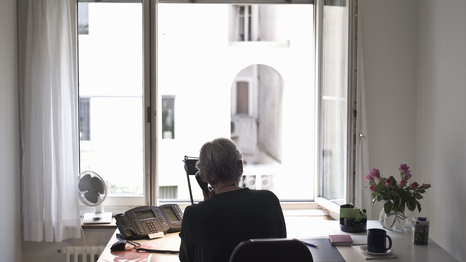 An employee of the telephone counselling service &quot;The Offered Hand&quot; speaks with a caller in Zurich, Switzerland, pictured on June 30, 2008. The &quot;Offered Hand&quot; is a helpline for peo ...