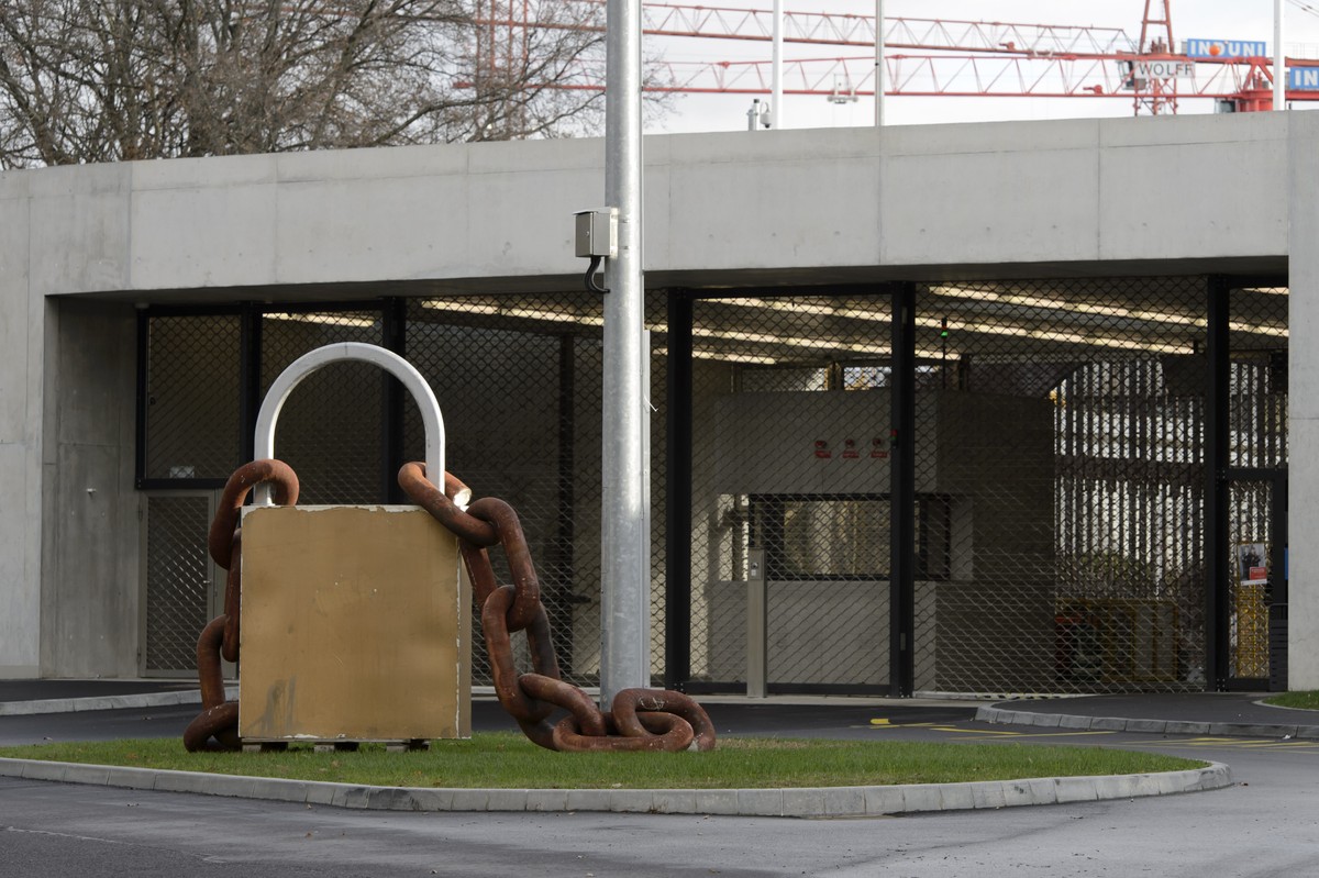 Le fameux cadenas geant photographie devant l'entree de la prison de Champ-Dollon. Les agents de detention genevois ont debraye, ce jeudi 11 decembre 2014 a Geneve. Pour protester contre des cond ...