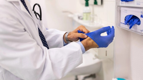 arzt handschuh symbolbild