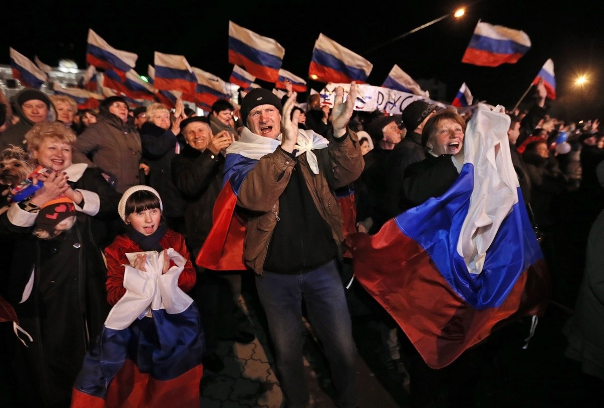 epa04128937 People react at Lenin Square after the end of a referendum in Simferopol, Crimea, Ukraine, 16 March 2014. More than 90 per cent of Crimeans voted for the Ukrainian region's accession  ...