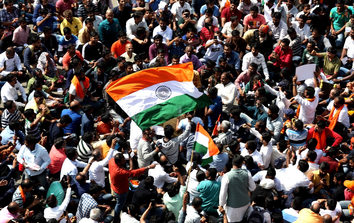 epa08086430 Over Hundreds Hindu supporters and members of Vishva Hindu Parishad (VHP), Rashtriya Swayamsevak Sangh (RSS) and Bharatiya Janata Party's workers holds placards and shout slogans in s ...